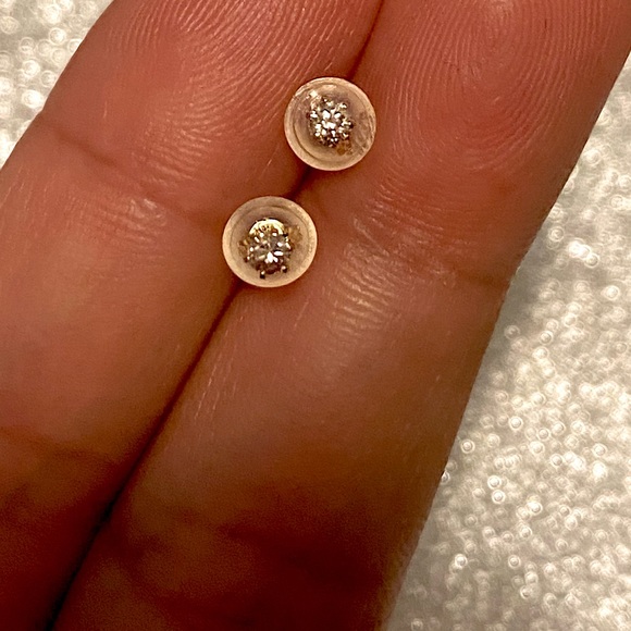 0.05carat diamond earrings - Picture 3 of 4